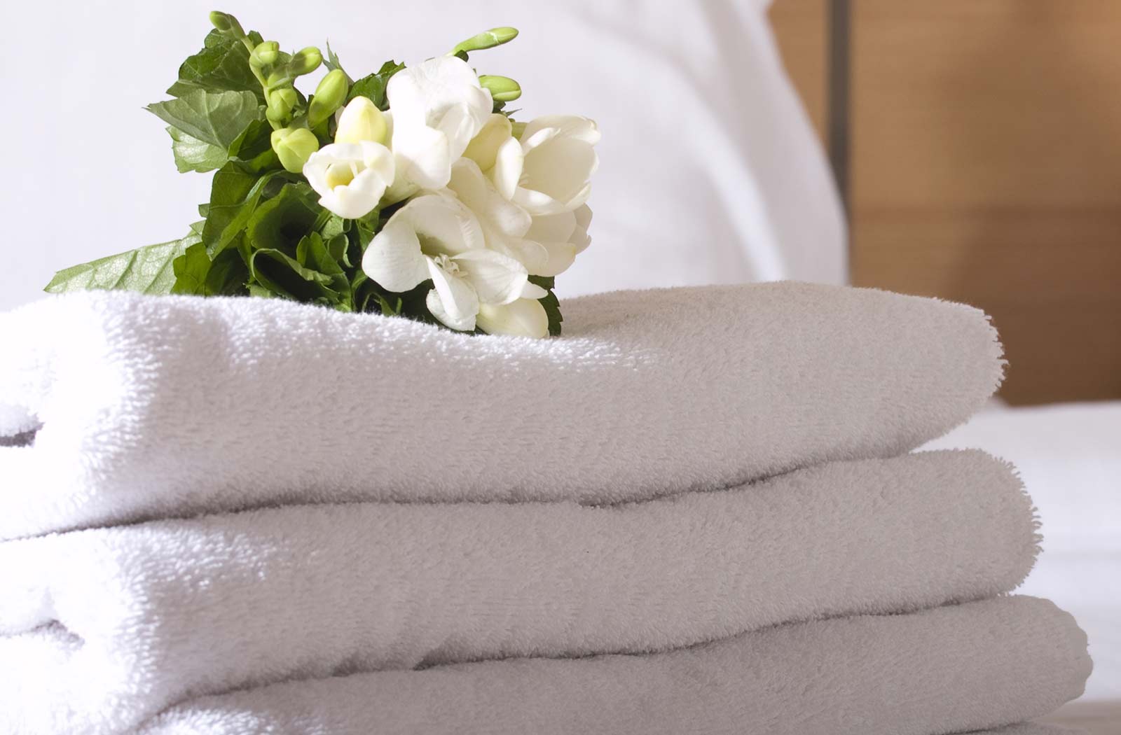 Приснилось полотенце. Чистое белье. Полотенца на постели. Белая постель и полотенце. Текстиль для гостиниц.